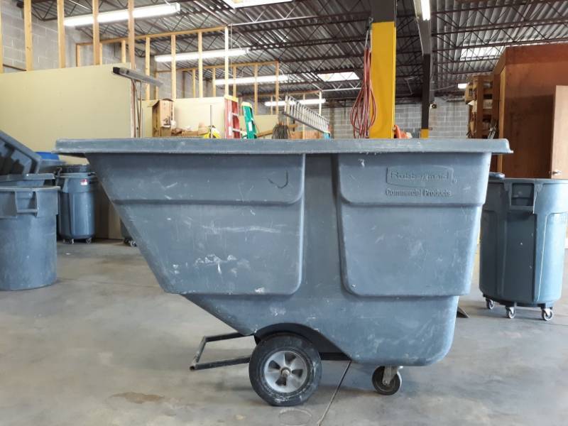 lot 5480 image: Rubbermaid Rolling Trash Cart