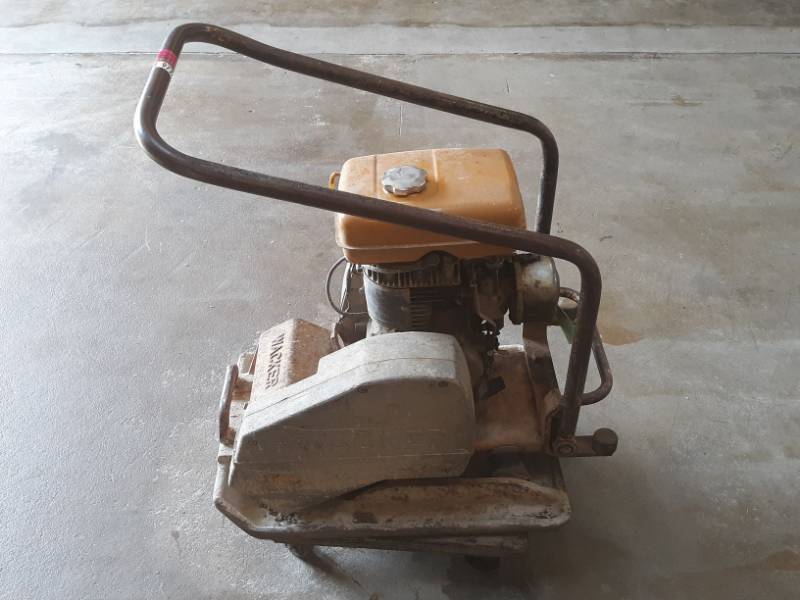 lot 9774 image: Wisconsin Robbin Concrete Wacker Air Cooled Engine Model EY27W