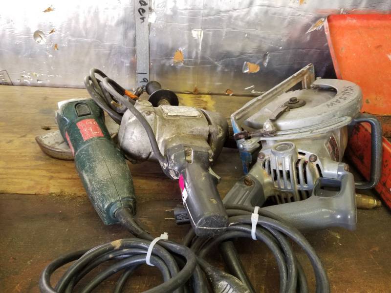 lot 9785 image: Black And Decker 12  Spade Handle Drill, Skilsaw Drive Saw, Metabo Cut Off Saw