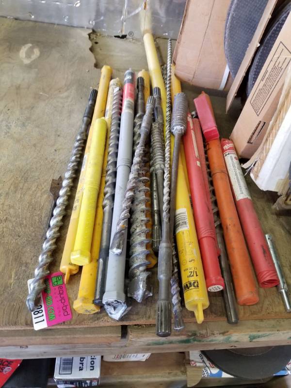 lot 9811 image: Various Sizes Of Drill Bits