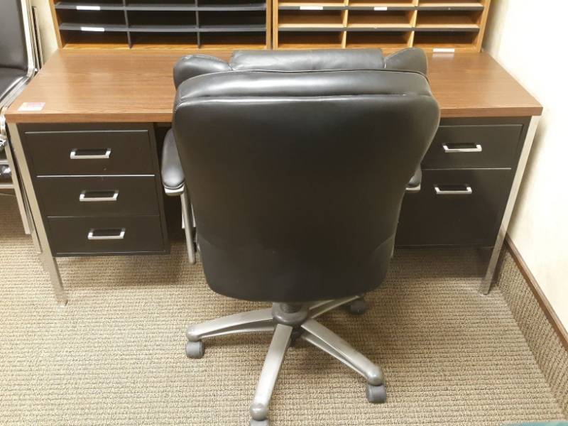 lot 9854 image: Desk And Rolling Chair
