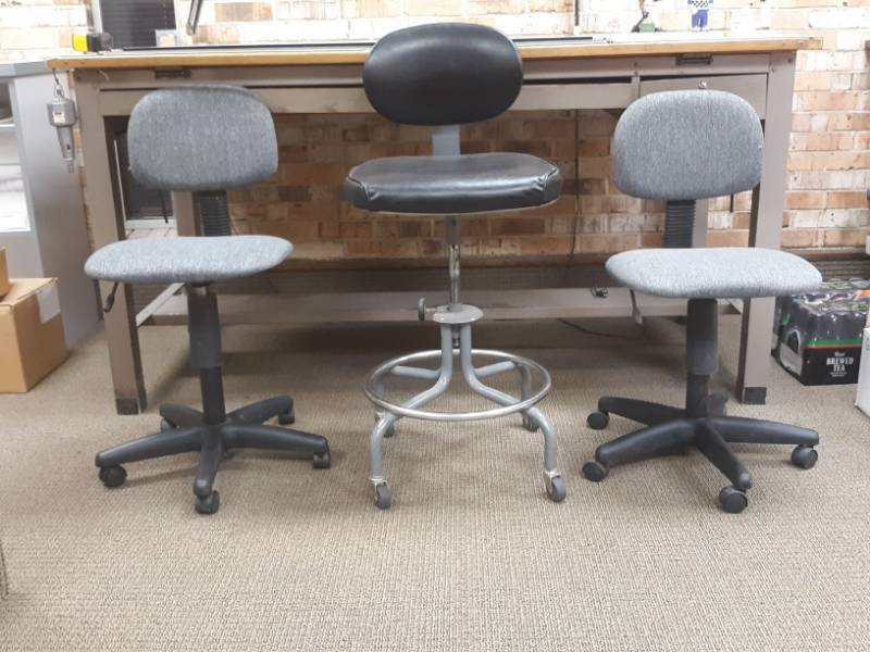 lot 9860 image: (3) Rolling Computer Chairs