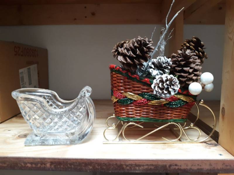 lot 9862 image: Assorted Holiday Decorations