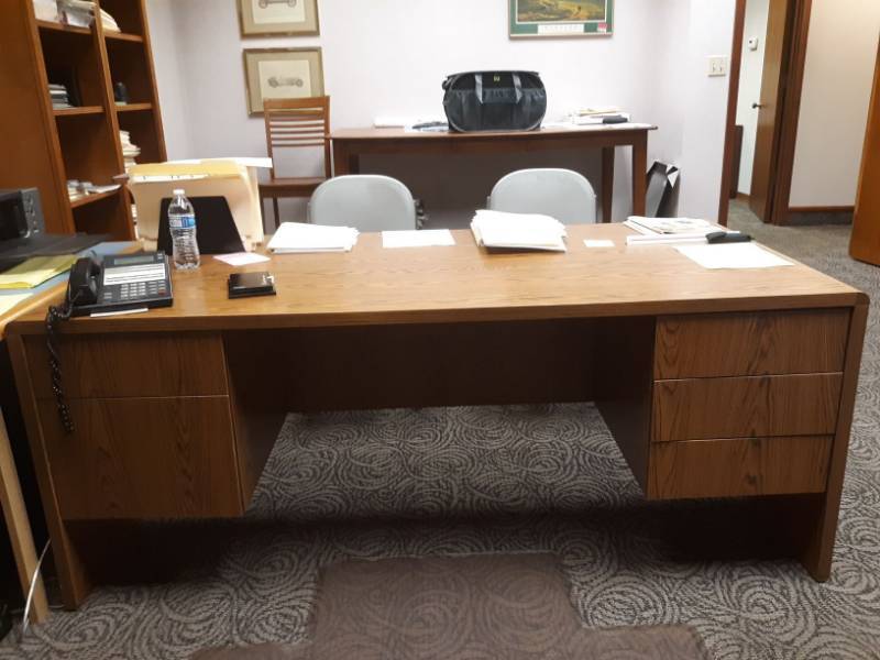 lot 9864 image: Desk