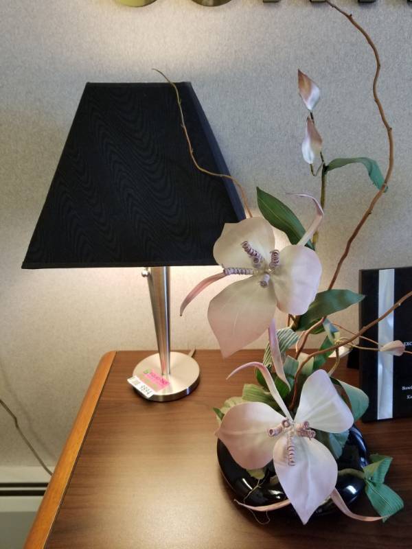 lot 9894 image: Lamp and Decor Piece