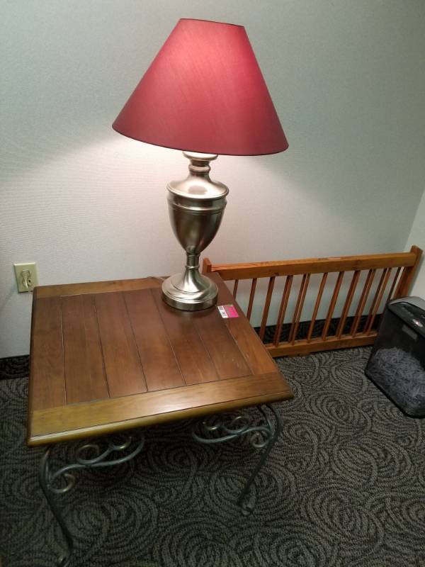 lot 9901 image: End Table With Lamp