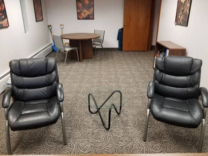 lot 9914 image: 2 Office Chairs And Glass Table