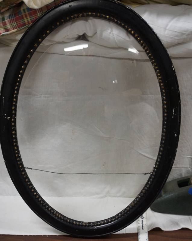 lot 4114 image: Really Cool Antique Oval Frame