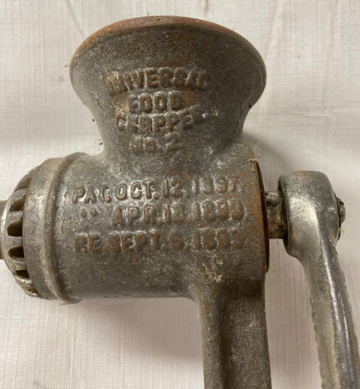 lot 4191 image: Vintage Universal Food Chopper - USA
