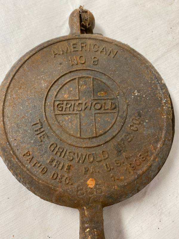 lot 4194 image: Vintage GRISWOLD American NO. 8 Waffle Iron