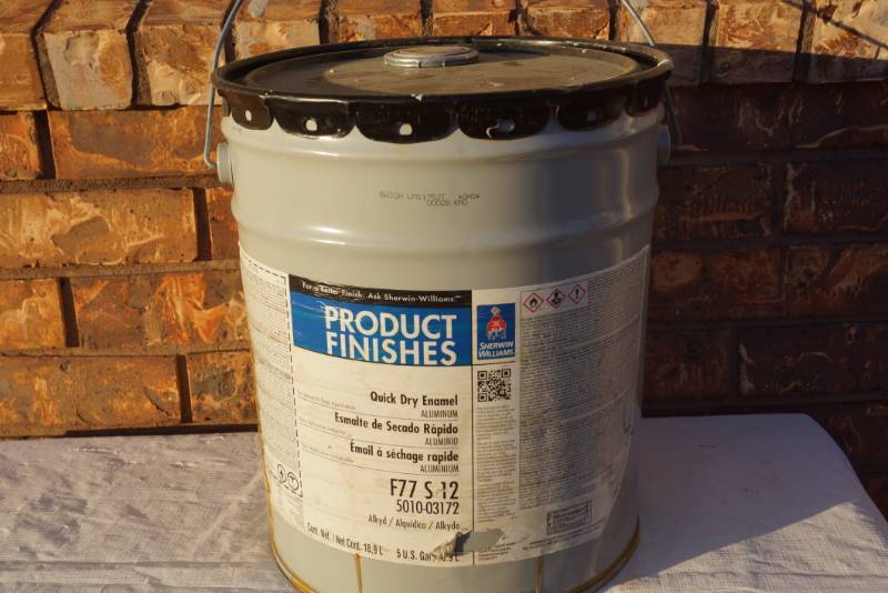 lot 4250 image: 5 Gallon Bucket of Sherwin Williams - Quick Dry Enamel - Some Tinted and Some New Product - MISTINT PAINT SALE