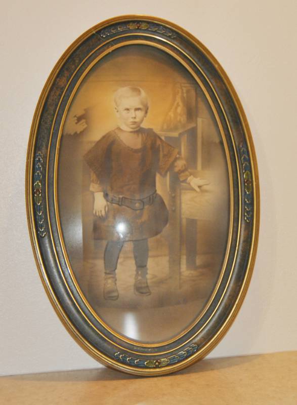 lot 3118 image: Beautiful Vintage Frame and Picture