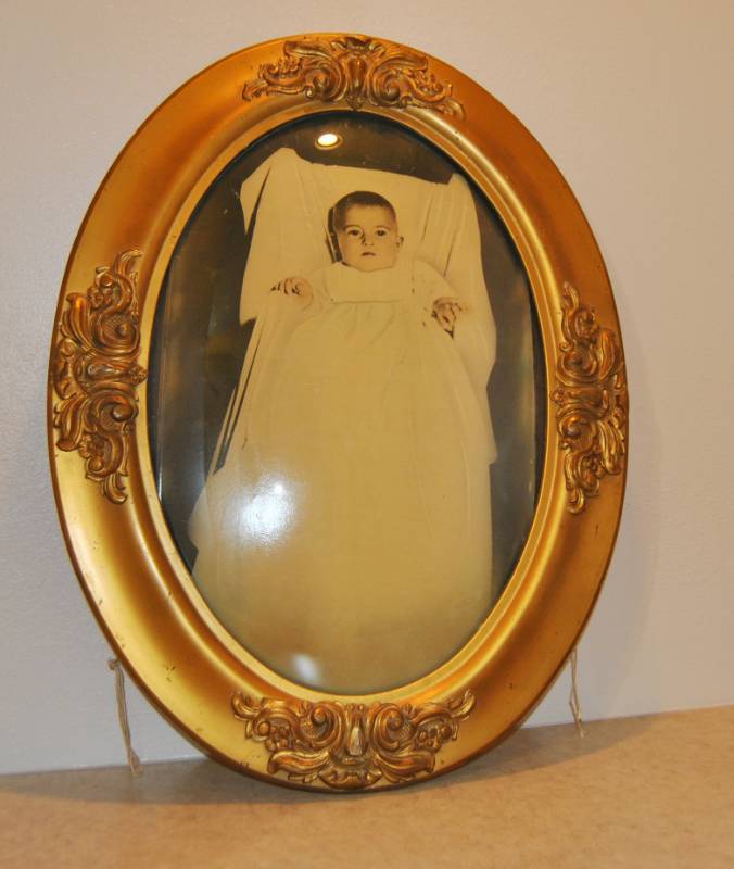 lot 3119 image: Beautiful Vintage Frame and Picture