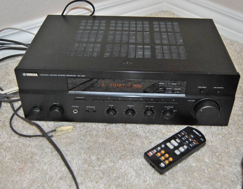 lot 3178 image: Yamaha Stereo Receiver - Turns on