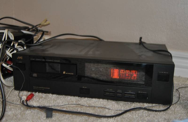 lot 3180 image: JVC 6 Disc CD Player - Works.