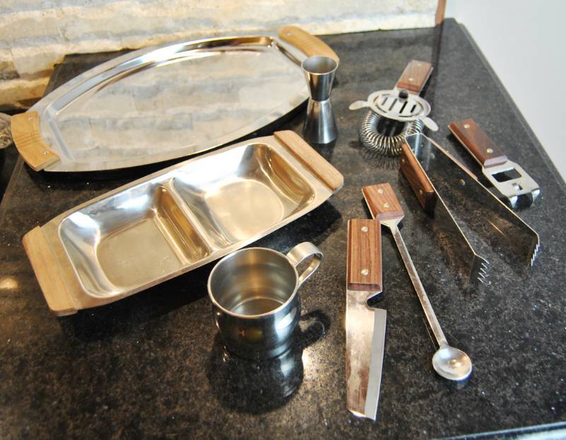 lot 3298 image: Lot of Misc. Serving Items - Metal and Real Wood Handles