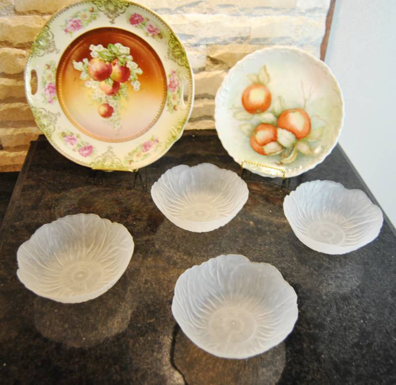 lot 3319 image: Lot of 2 Display Plates and Pretty Plastic Bowls - great for Thanksgiving