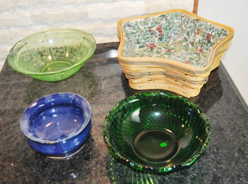 lot 3326 image: Lot of 4 Beautiful Bowls - 2 Vintage Green - One may be uranium glass
