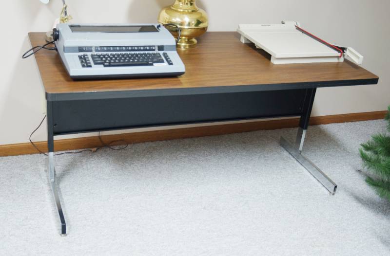 lot 3195 image: Desk Table - Great Shape - This is a nice quality table Contents Not Included.