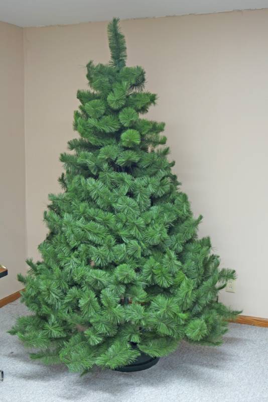lot 3200 image: Big Beautiful 7 Tall Artificial Christmas Tree