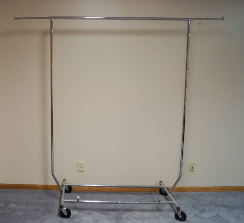 lot 3208 image: Heavy Duty Garment Hanging Rack
