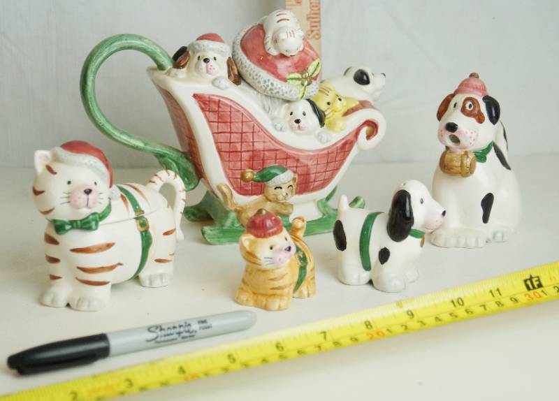 lot 3219 image: Christmas Theme Creamer and Salt and Pepper Set - Really Cute