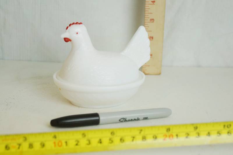 lot 3225 image: Cute Little Chicken Glass Dish Little Keepsake Hen - Adorable and Collectible