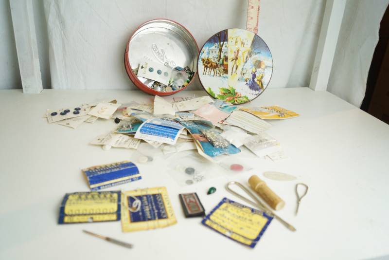 lot 3229 image: Sewing Tin w Contents