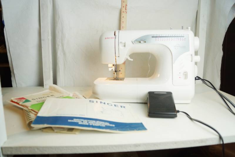 lot 3232 image: Singer Sewing Machine - works great SEE VIDEO