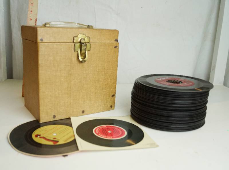 lot 3234 image: Vintage Box wmisc Vinyl 45 Vinyl Records