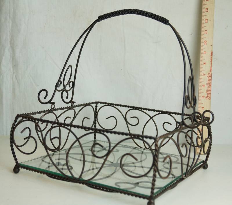 lot 3240 image: Cute Wire Basket