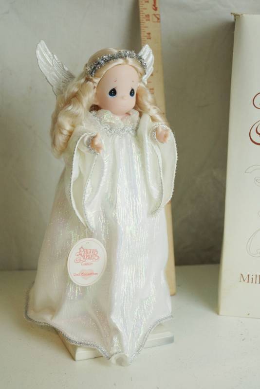 lot 3243 image: Beautiful Precious Moments Angel of the North w original box - Excellent Condition