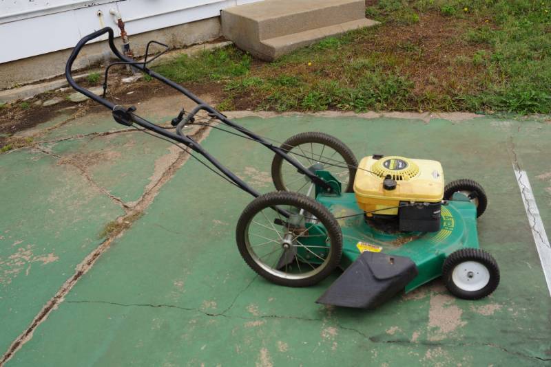 lot 3261 image: Briggs and Stratton Quatom Power Lawn Mower - worked last fall