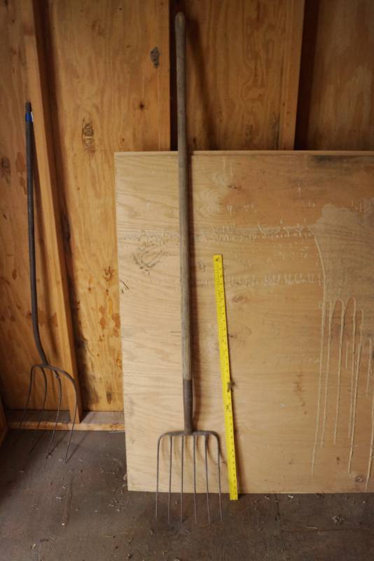 lot 3264 image: Six Tine Ensilage Fork - Pitch Fork - Could be vintage
