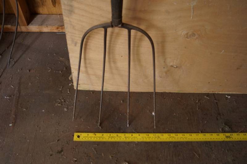 lot 3265 image: Four Tine Ensilage Fork - Pitch Fork - Could be vintage