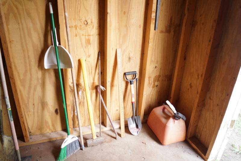 lot 3267 image: Lot of Misc. Yard Tools and a gas can - shovel, sledgehammer and more