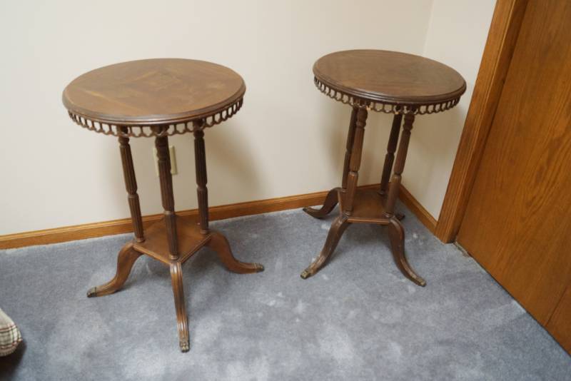 lot 3282 image: Lot of 2 Vintage Beautiful Wooden End Tables - These are so pretty