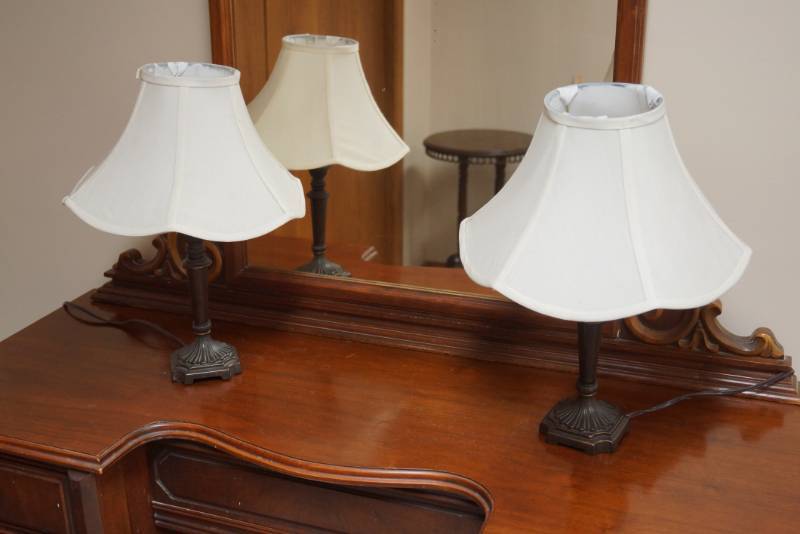 lot 3284 image: Lot of 2 Lamps - just the right size