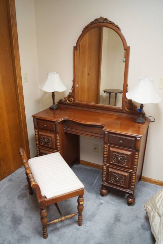 lot 3285 image: Beautiful Vintage Wooden Vanity wstool - Very Pretty - Matches Antique Bedroom Set