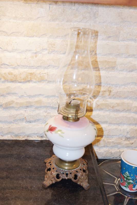 lot 3292 image: Queen Anne No 2 - Vintage Amazing Oil Lamp - Excellent Condition