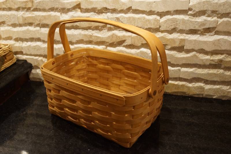 lot 3316 image: Beautiful Longaberger Basket - 12 wide - BIG basket w plastic liner NICE