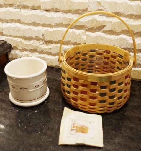 lot 3325 image: Beautiful Longaberger Christmas Caroling Basket 2003 - and Longaberger Pottery Candle Holder