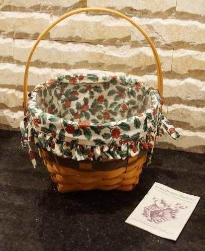 lot 3327 image: Beautiful Longaberger Basket - 1994 Christmas Basket w Fabric Christmas Liner