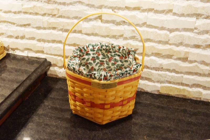 lot 3329 image: Beautiful Longaberger Snowflake Basket - Christmas 1997 - w liner - neat