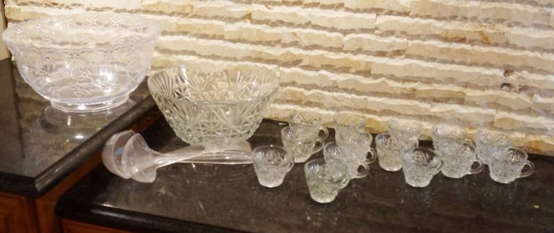 lot 3333 image: Glass Punch Bowl wcups and hanging hooks