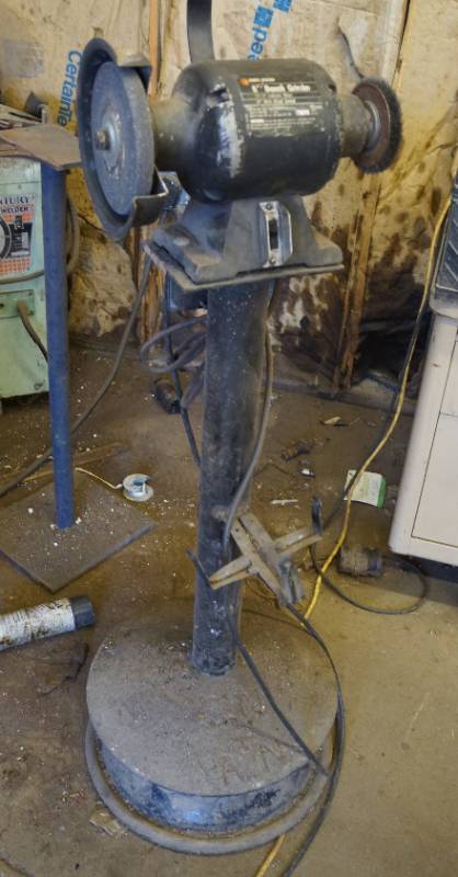 lot 4045 image: Black & Decker 6 Bench Grinder on Stand - WORKS