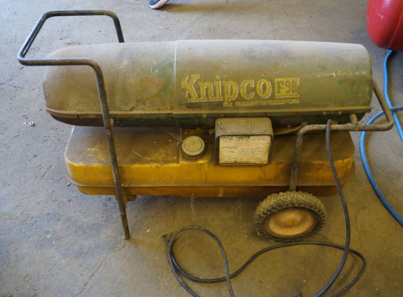 lot 4046 image: Knipco F-98 Kerosene Shop Heater - Plugged in and wants to fire but it is out of fuel.