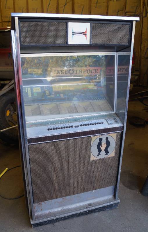 lot 4048 image: Vintage DISCO THEQUE - 45 Record Juke Box - Seeburg Stereo Phonograph - M# U100 - Been in storage for many years