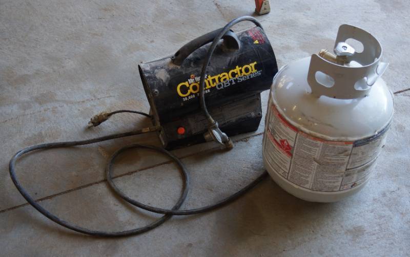 lot 4068 image: Portable Propane Heater 38,000 BTUHR - Contractor M# Berries - w propane tank