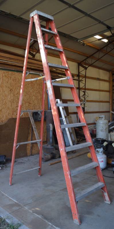 lot 4069 image: Tall Step Ladder - 10 feet